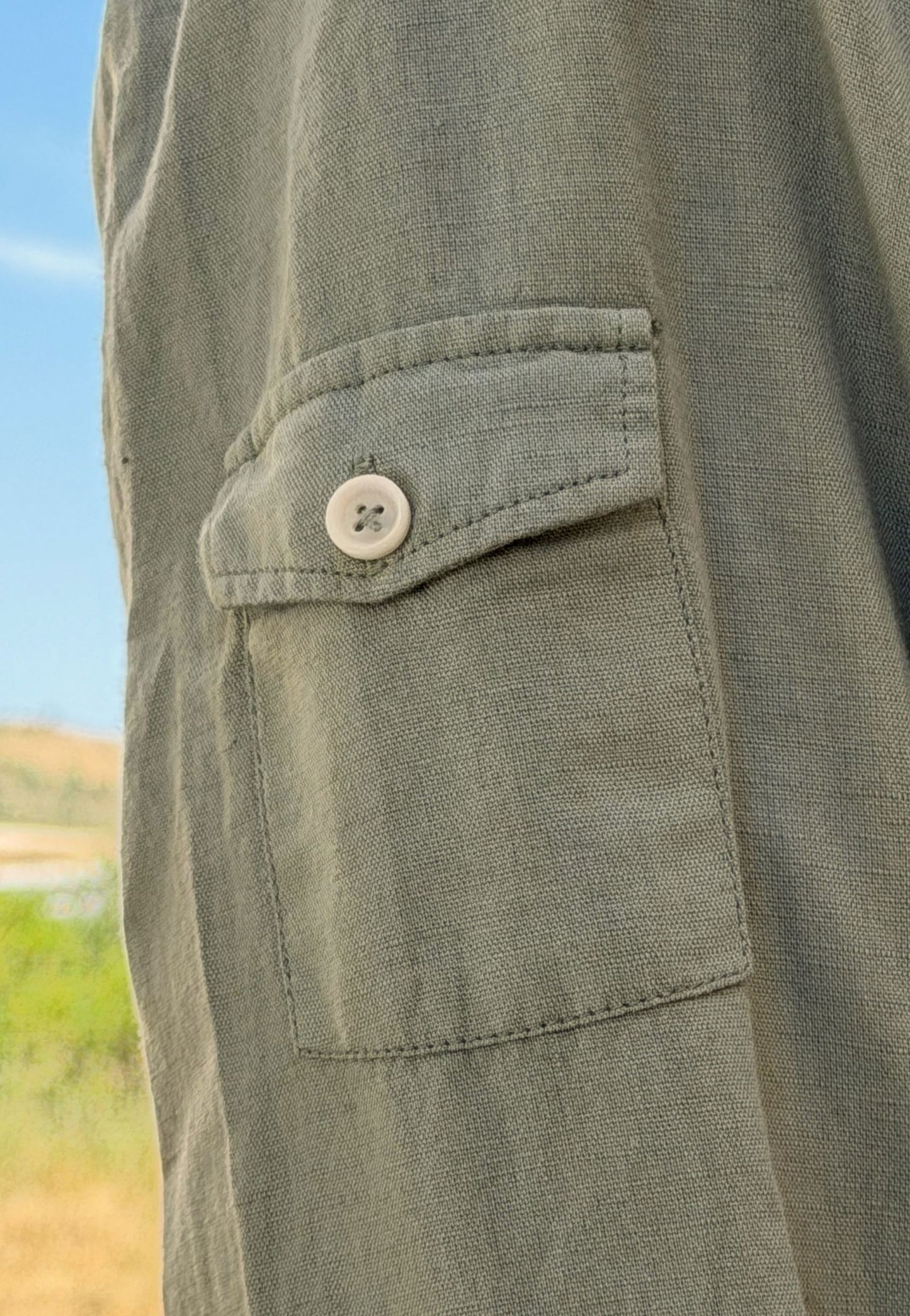 Polera de lino oliva tres botones
