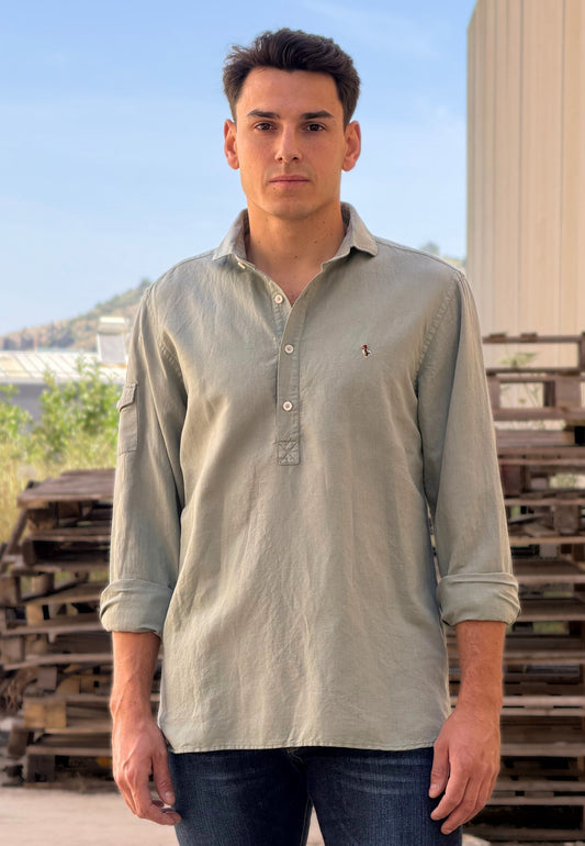Polera de lino oliva tres botones