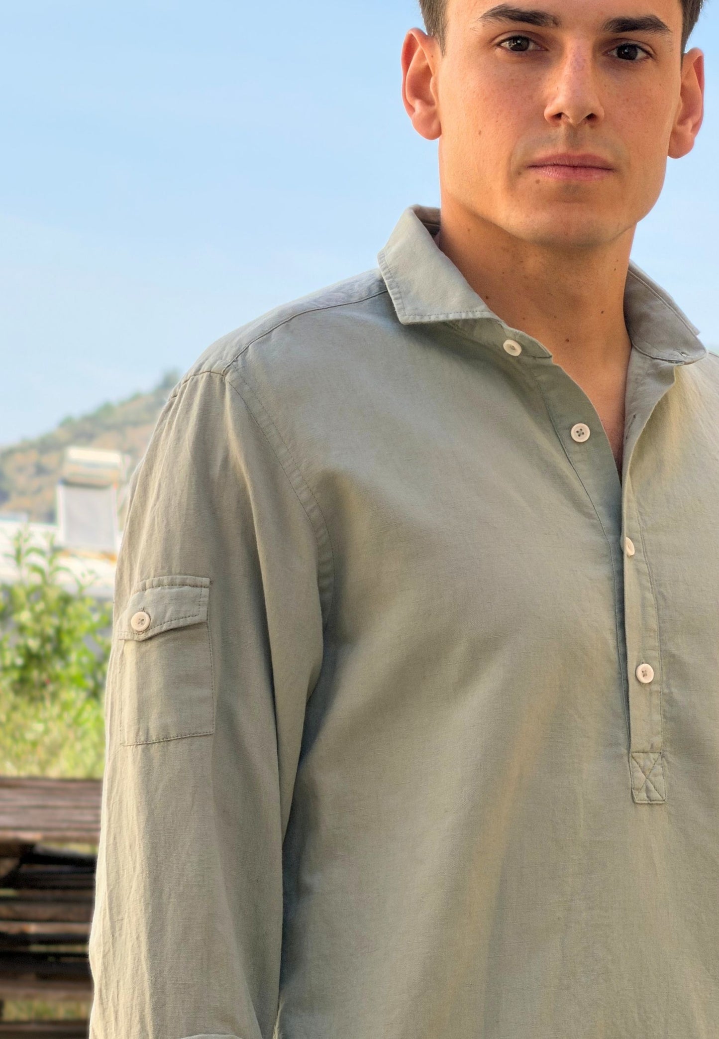 Polera de lino oliva tres botones