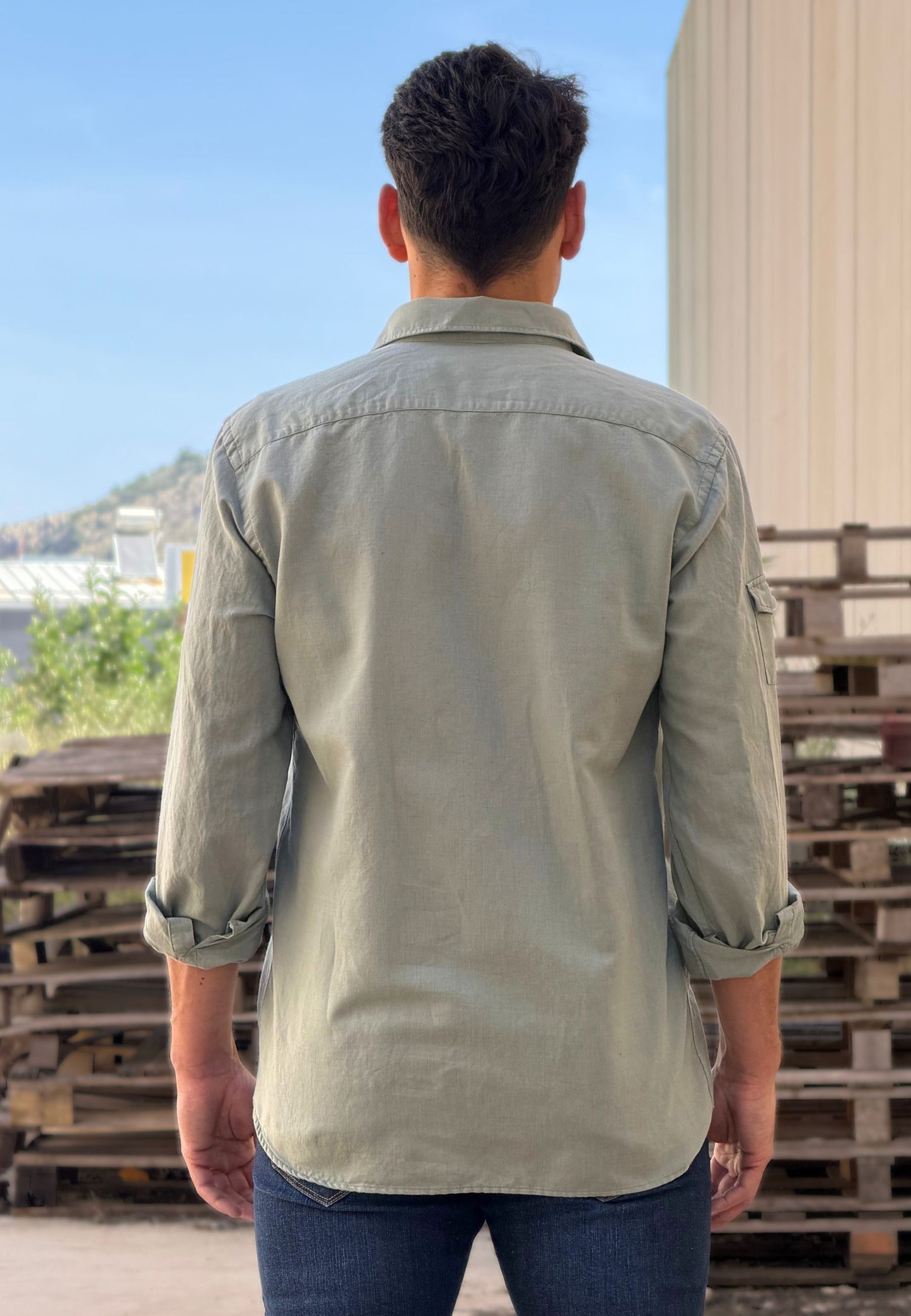 Polera de lino oliva tres botones