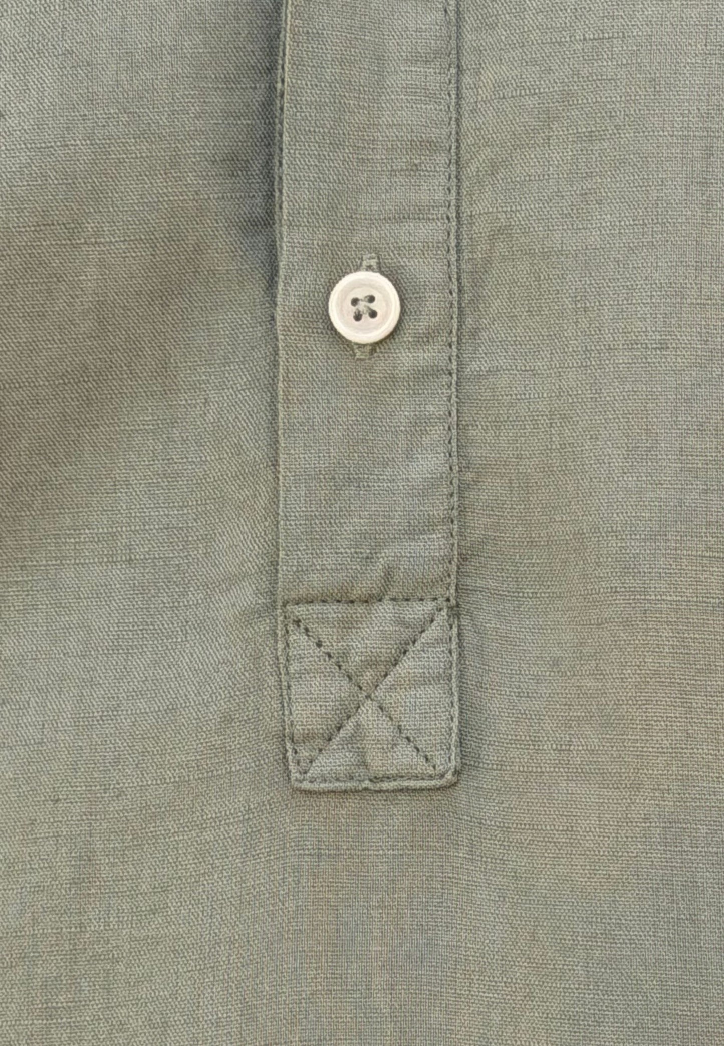 Polera de lino oliva tres botones