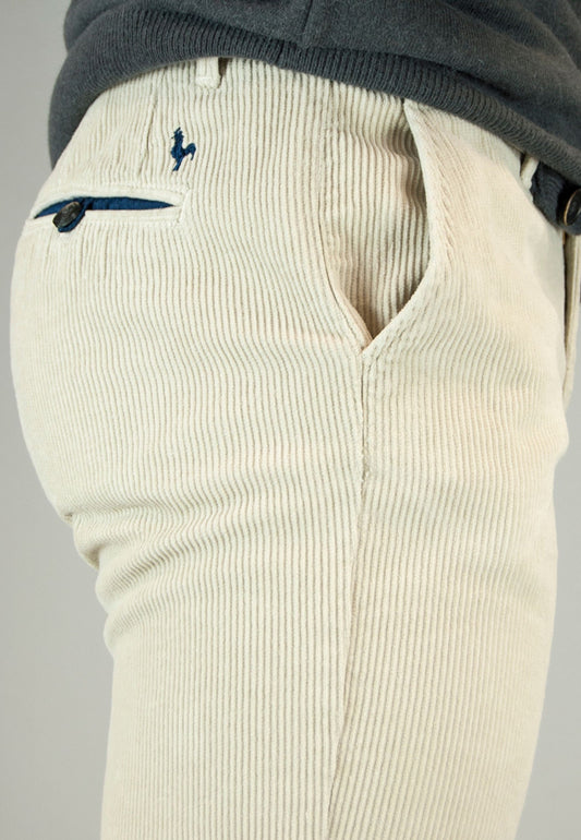 Pantalón chino de pana beige hombre