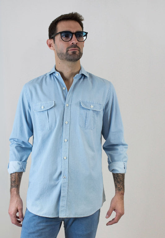 Camisa con bolsillos denim