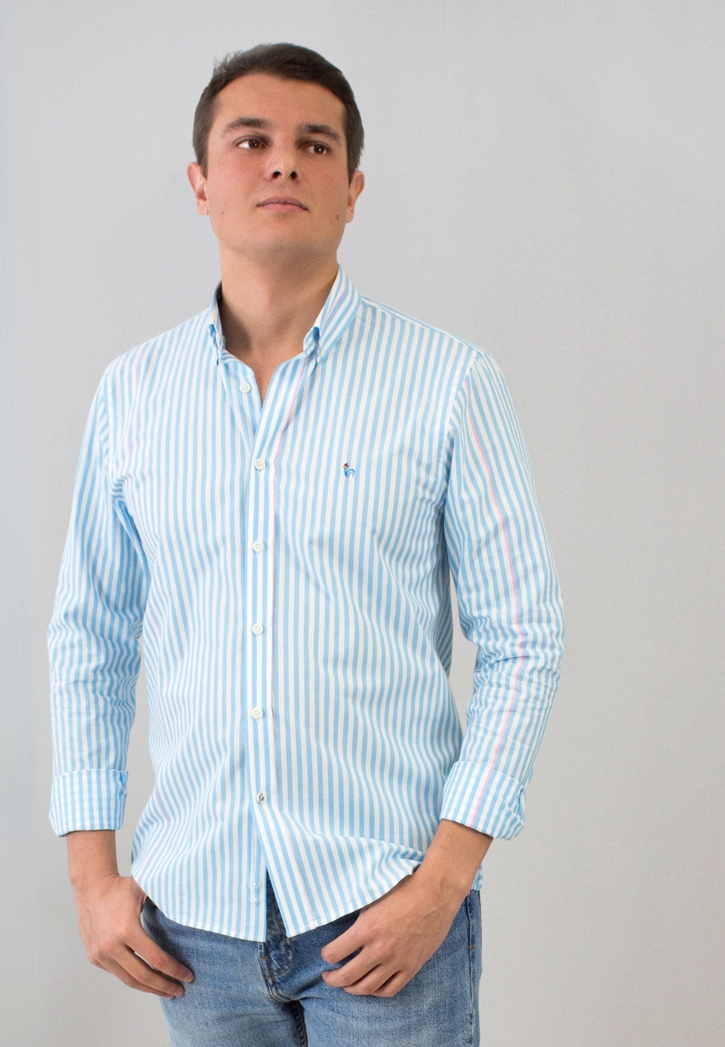 Camisa de rayas turquesas con detalle