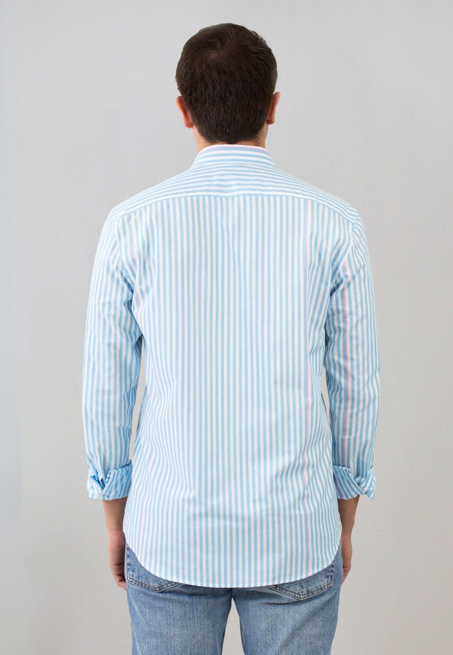 Camisa de rayas turquesas con detalle