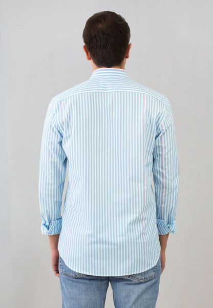 Camisa de rayas turquesas con detalle