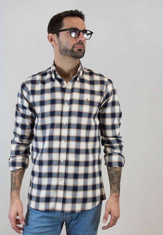 Camisa de cuadros beige y marino