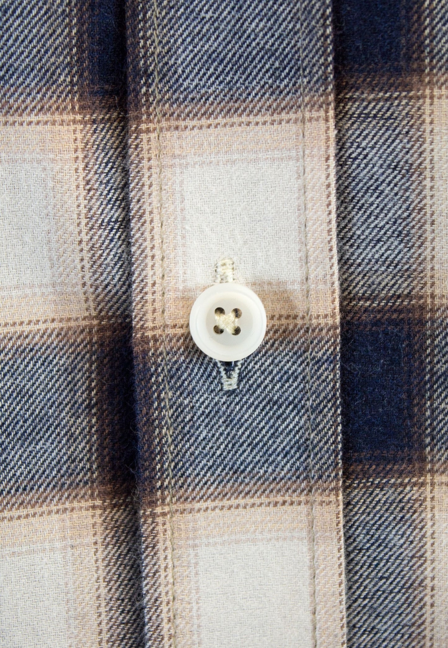 Camisa de cuadros beige y marino