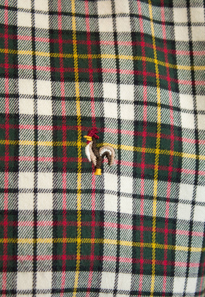 Camisa blanca de cuadros verdes y rojos
