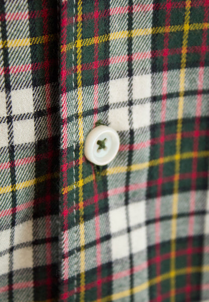 Camisa blanca de cuadros verdes y rojos